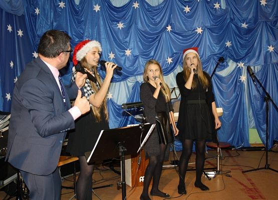 Tłumnie, wesoło i  bożonarodzeniowo … czyli Jarmark w naszej szkole! grafika