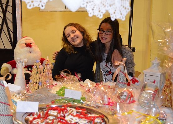 Tłumnie, wesoło i  bożonarodzeniowo … czyli Jarmark w naszej szkole! grafika