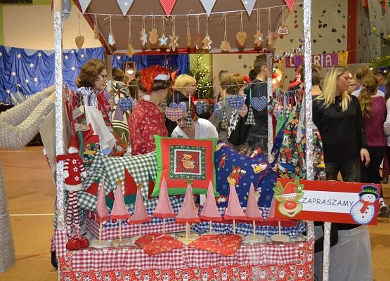 Tłumnie, wesoło i  bożonarodzeniowo … czyli Jarmark w naszej szkole! grafika