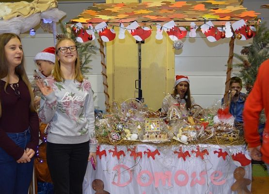 Tłumnie, wesoło i  bożonarodzeniowo … czyli Jarmark w naszej szkole! grafika