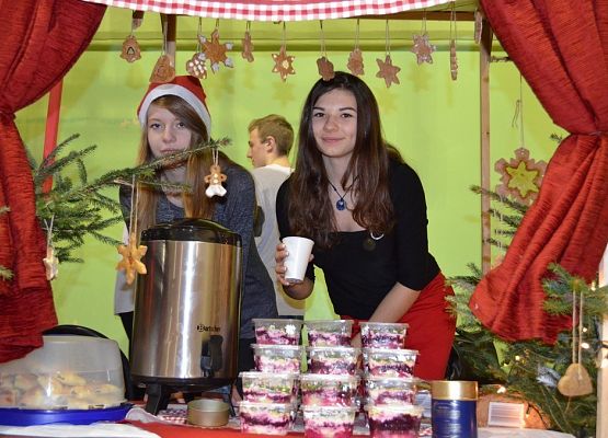 Tłumnie, wesoło i  bożonarodzeniowo … czyli Jarmark w naszej szkole! grafika