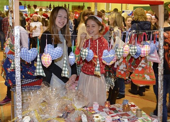 Tłumnie, wesoło i  bożonarodzeniowo … czyli Jarmark w naszej szkole! grafika