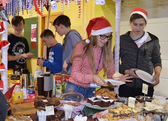 Tłumnie, wesoło i  bożonarodzeniowo … czyli Jarmark w naszej szkole! grafika
