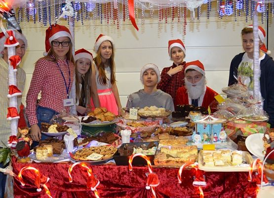 Tłumnie, wesoło i  bożonarodzeniowo … czyli Jarmark w naszej szkole! grafika