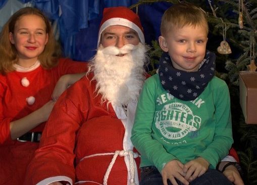 Tłumnie, wesoło i  bożonarodzeniowo … czyli Jarmark w naszej szkole! grafika