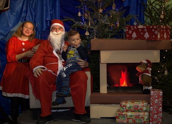 Tłumnie, wesoło i  bożonarodzeniowo … czyli Jarmark w naszej szkole! grafika