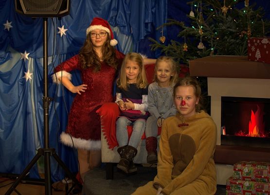 Tłumnie, wesoło i  bożonarodzeniowo … czyli Jarmark w naszej szkole! grafika