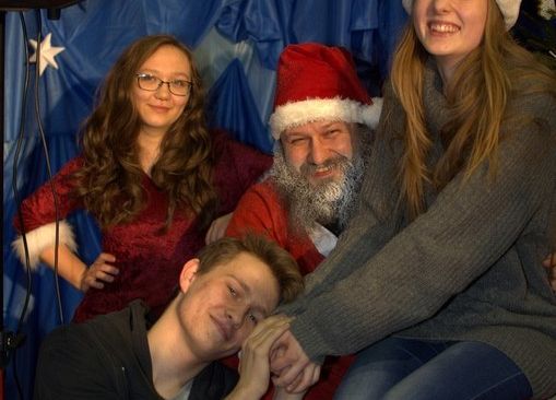 Tłumnie, wesoło i  bożonarodzeniowo … czyli Jarmark w naszej szkole! grafika