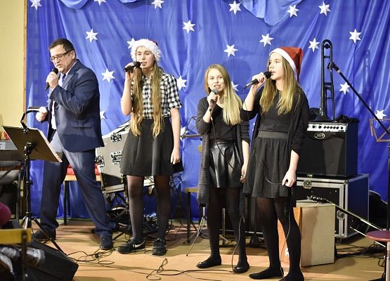 Tłumnie, wesoło i  bożonarodzeniowo … czyli Jarmark w naszej szkole! grafika