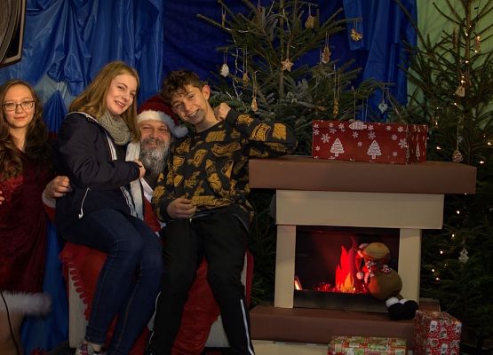 Tłumnie, wesoło i  bożonarodzeniowo … czyli Jarmark w naszej szkole! grafika