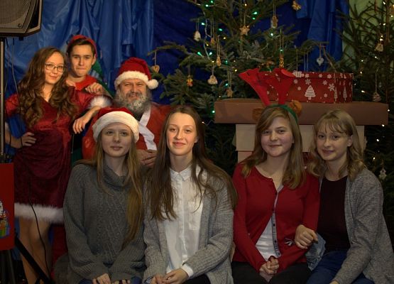 Tłumnie, wesoło i  bożonarodzeniowo … czyli Jarmark w naszej szkole! grafika