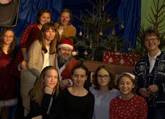 Tłumnie, wesoło i  bożonarodzeniowo … czyli Jarmark w naszej szkole! grafika