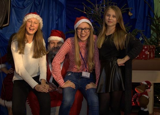 Tłumnie, wesoło i  bożonarodzeniowo … czyli Jarmark w naszej szkole! grafika