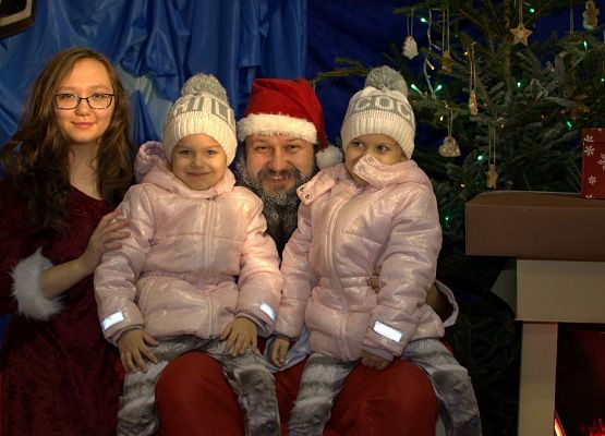 Tłumnie, wesoło i  bożonarodzeniowo … czyli Jarmark w naszej szkole! grafika