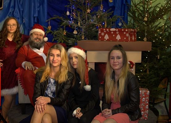 Tłumnie, wesoło i  bożonarodzeniowo … czyli Jarmark w naszej szkole! grafika