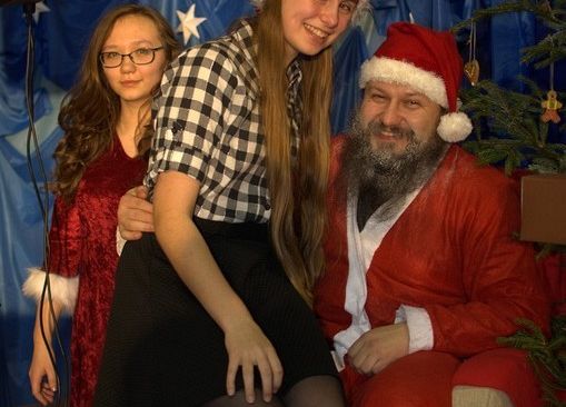 Tłumnie, wesoło i  bożonarodzeniowo … czyli Jarmark w naszej szkole! grafika