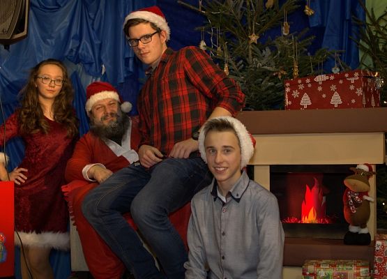 Tłumnie, wesoło i  bożonarodzeniowo … czyli Jarmark w naszej szkole! grafika