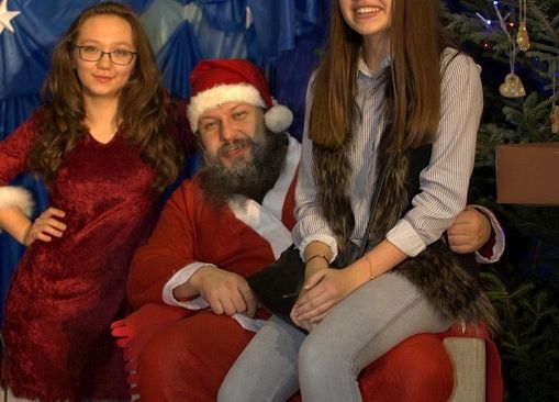 Tłumnie, wesoło i  bożonarodzeniowo … czyli Jarmark w naszej szkole! grafika