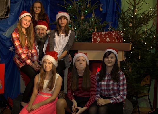 Tłumnie, wesoło i  bożonarodzeniowo … czyli Jarmark w naszej szkole! grafika