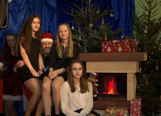 Tłumnie, wesoło i  bożonarodzeniowo … czyli Jarmark w naszej szkole! grafika