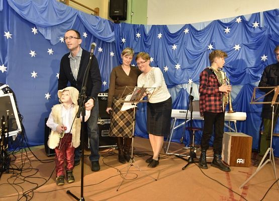 Tłumnie, wesoło i  bożonarodzeniowo … czyli Jarmark w naszej szkole! grafika