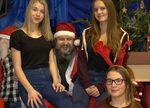 Tłumnie, wesoło i  bożonarodzeniowo … czyli Jarmark w naszej szkole! grafika