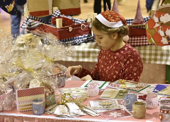 Tłumnie, wesoło i  bożonarodzeniowo … czyli Jarmark w naszej szkole! grafika