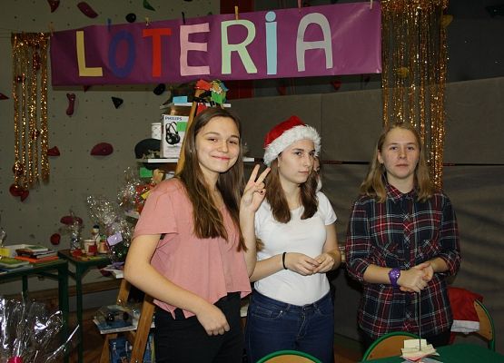 Tłumnie, wesoło i  bożonarodzeniowo … czyli Jarmark w naszej szkole! grafika