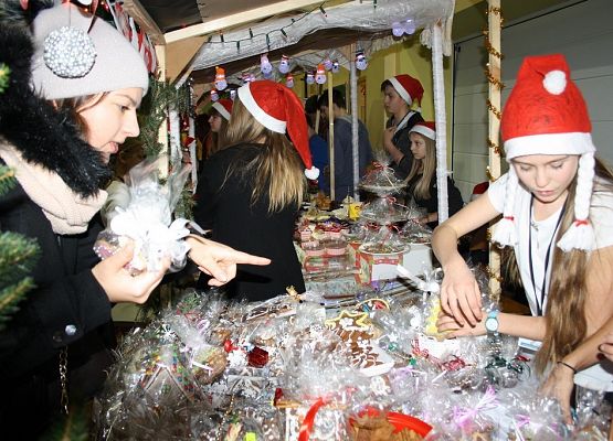 Tłumnie, wesoło i  bożonarodzeniowo … czyli Jarmark w naszej szkole! grafika