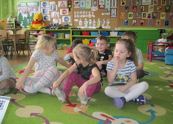 Walentynkowe czytanie przedszkolakom grafika