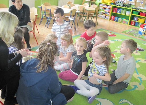 Walentynkowe czytanie przedszkolakom grafika