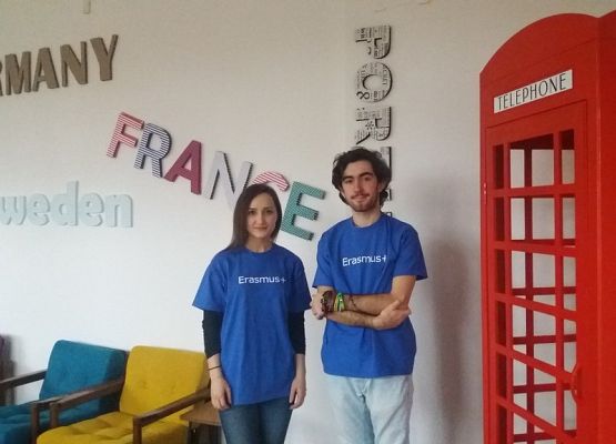 Lekcje z wolontariuszami z Włoch i Niemiec  – Erasmus+ grafika