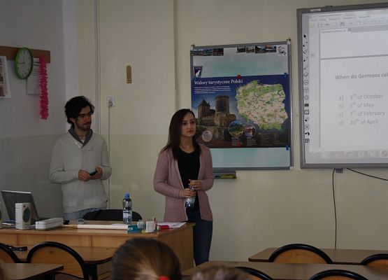 Lekcje z wolontariuszami z Włoch i Niemiec  – Erasmus+ grafika