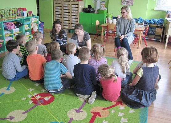 Z książką w karnawałowym nastroju grafika