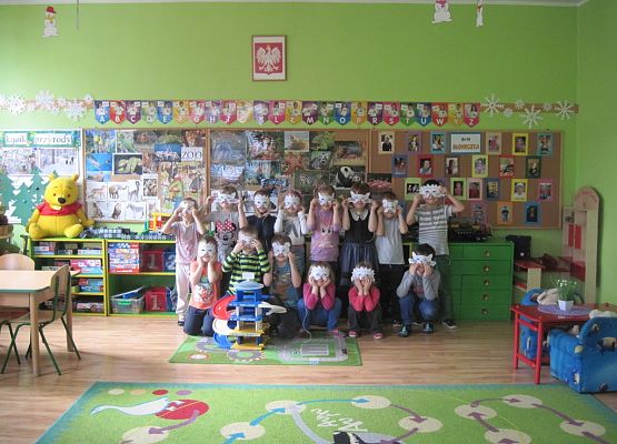 Z książką w karnawałowym nastroju grafika