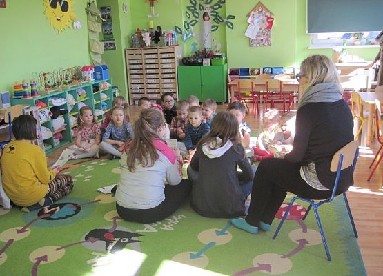 Wiosenne czytanie na dywanie grafika