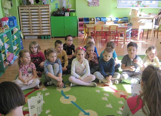 Wiosenne czytanie na dywanie grafika