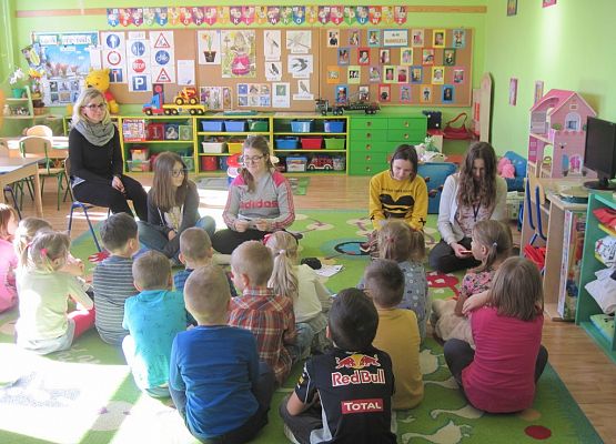 Wiosenne czytanie na dywanie grafika