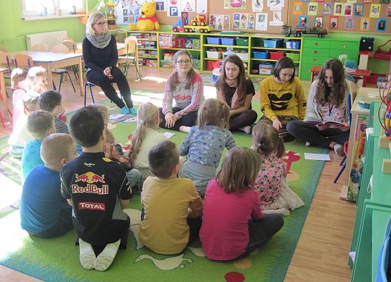 Wiosenne czytanie na dywanie grafika