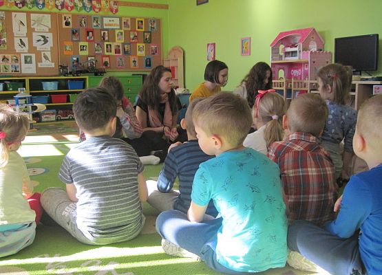 Wiosenne czytanie na dywanie grafika