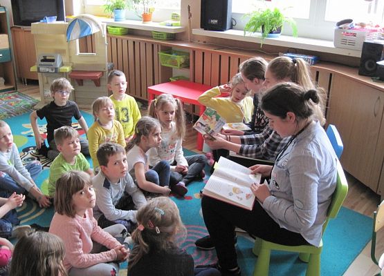 Wielkanocne czytanie i jajek malowanie grafika