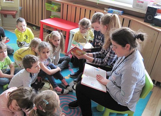 Wielkanocne czytanie i jajek malowanie grafika