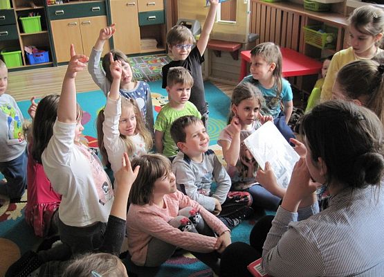 Wielkanocne czytanie i jajek malowanie grafika