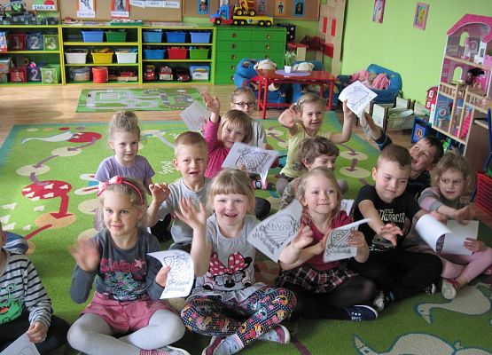 Wielkanocne czytanie i jajek malowanie grafika