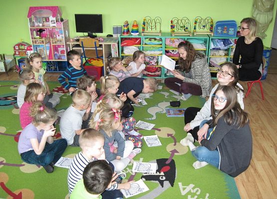 Wielkanocne czytanie i jajek malowanie grafika