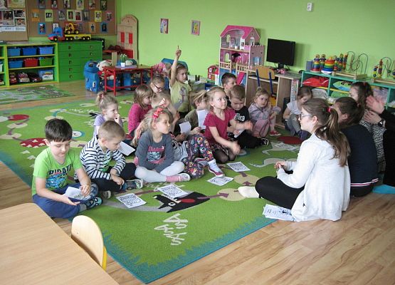 Wielkanocne czytanie i jajek malowanie grafika