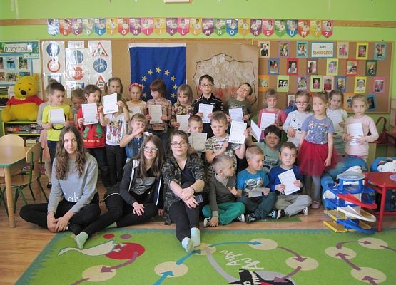 Patriotyczne czytanie na dywanie grafika