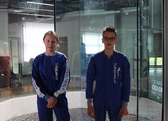 Gimnazjaliści w tunelu aerodynamicznym grafika