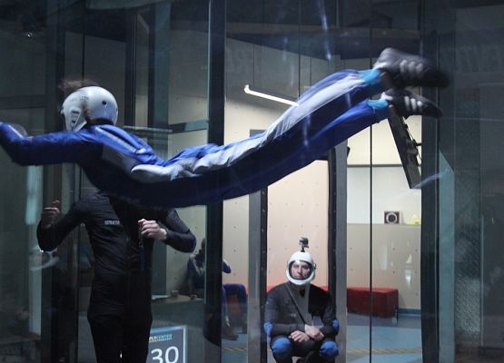 Gimnazjaliści w tunelu aerodynamicznym grafika