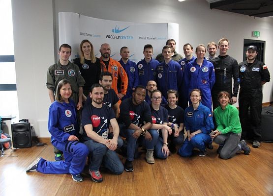 Gimnazjaliści w tunelu aerodynamicznym grafika